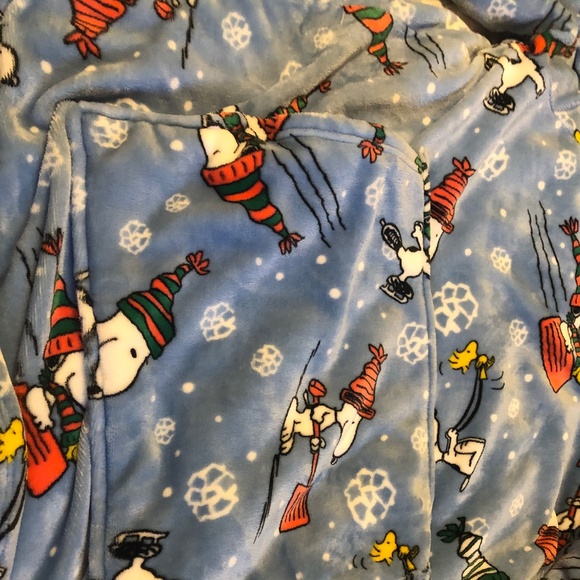 Charlotte Russe Christmas Snoopy Hooded Sherpa Lounger - Picture 2 of 9